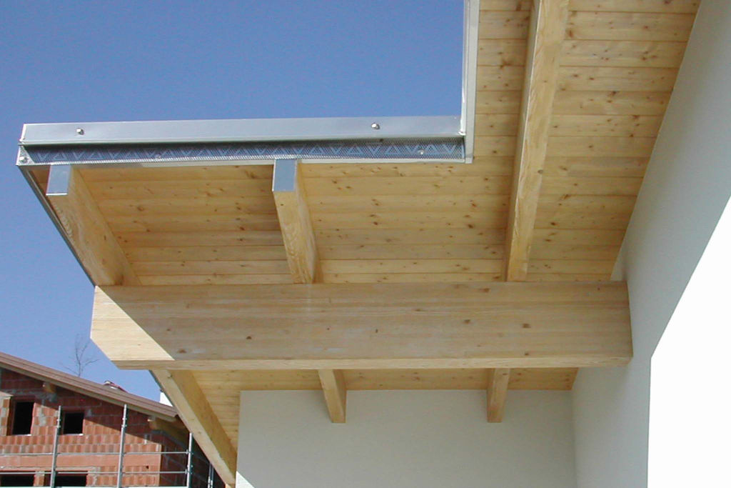Structure of a wooden roof treated with Everwood